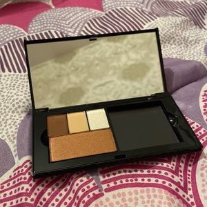 Perfect palette whit eye shadow and blush .Estuche cosmético con sombras y blush